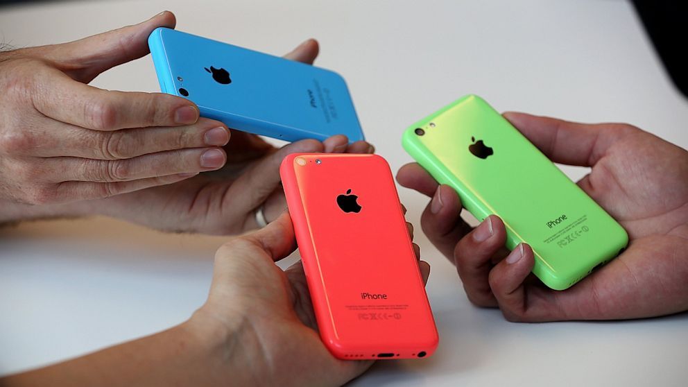 Įvairiaspalviai „iPhone 5C“  telefonai