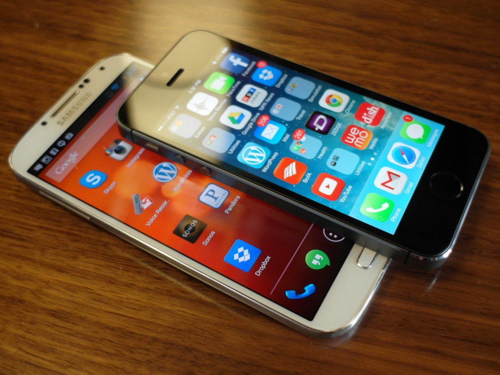 Išmanieji telefonai „Galaxy S4“ ir „iPhone 5S“