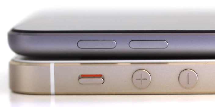 Išmanusis telefonas „iPhone 5S“ (apačioje) ir muzikos grotuvas „iPod touch“